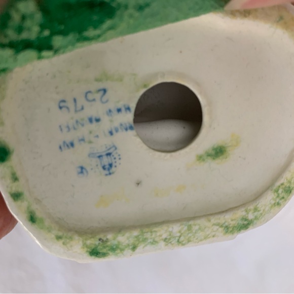 Vintage Arnart 5th Ave Hand Painted Figurine: Rainy Days Girl with Umbrella 2579 - Picture 3 of 3